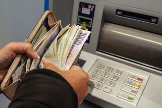 Zpět k hotovosti. Superdávka může být problém pro statisíce lidí v exekuci - Seznam Zprávy